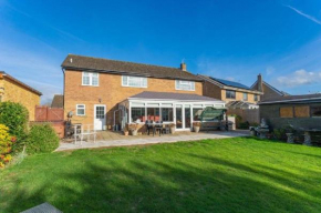 Kennedy Villa - 5 Bedroom House with Hot Tub, WiFi, Free parkings, Close to Bicester Village